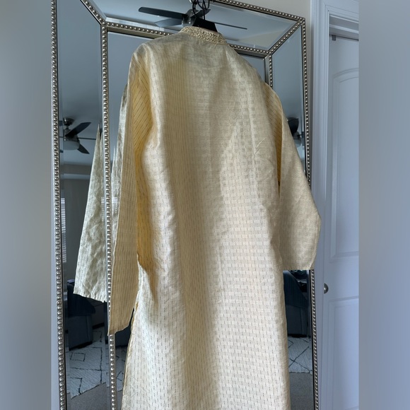 Kurta with gold embroidery - Picture 5 of 6